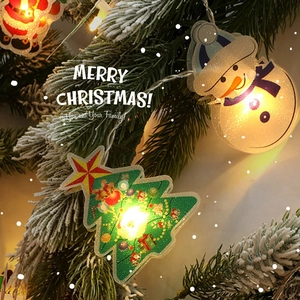 Guirlande lumineuse LED Noël avec Père Noël et sapin sur branche enneigée, lueur