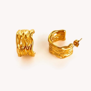 Minimalistische 18K Gold C-Ohrringe mit Hammerschlag-Textur auf weißem Hintergrund