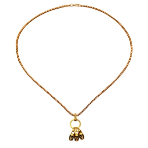 Gothische vintage gouden ketting met een hanger van drie schedels aan een vierkante ketting