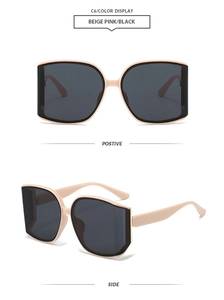 Detalle de gafas de sol cuadradas de gran tamaño rosa beige con lentes gris oscuro y negro