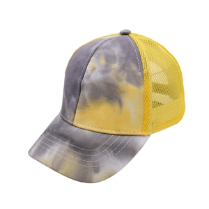 Detail von gelbem Mesh und Tie-Dye Muster auf Kinder Baseball Trucker Mütze