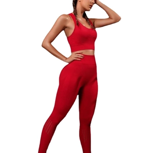 Ensemble de yoga rouge sans couture avec leggings taille haute et brassière de sport