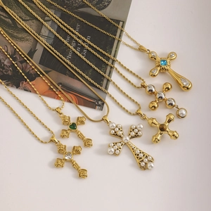 Collection de six colliers croix dorés 18 carats élégants avec diverses gemmes