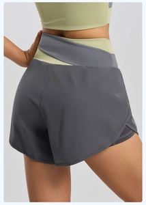 Détail de la taille superposée contrastée sur le short de yoga gris foncé gainant