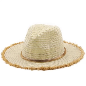 Chapeau fedora en raphia beige avec bord à franges et bande métallique dorée