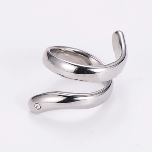 Detailansicht eines silbernen Spiralrings mit einem einzelnen funkelnden Zirkonstein