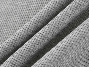 Detailansicht des grauen Rippstrickgewebes mit hoher Elastizität und weicher Textur
