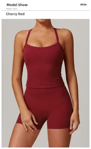 Détail de l'ensemble de sport rouge cerise avec débardeur ajusté et short de sport taille haute