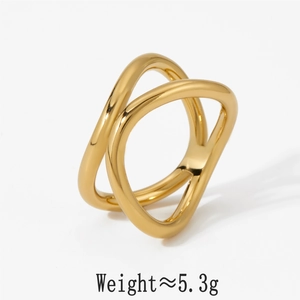Detailed close-up of a minimalist gold irregular double-layer ring weighing 5.3g