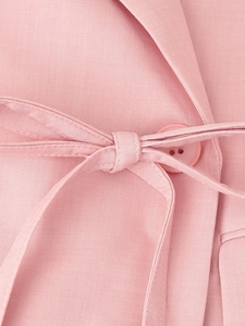 Dettaglio del blazer rosa in twill con cintura in vita e bottone tondo in resina