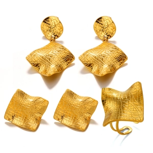 Retro 18K gold geometric jewelry set with earrings and ring in fabric-textured metal