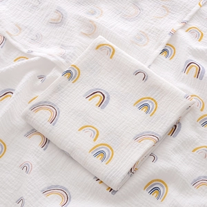 Weiches Baumwoll-Mull-Babytuch mit bunten Regenbogen-Prints auf weißem Hintergrund
