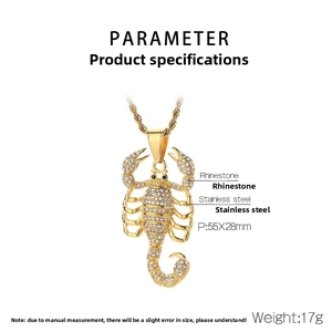 Détail du pendentif scorpion doré serti de strass avec dimensions de 55x28mm