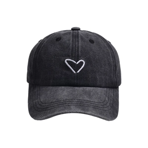 Donkergrijze distressed baseballpet met geborduurd wit hart van denim materiaal