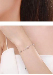Bracciale in argento S925 con ciondoli a cuore in zircone rosa indossato sul polso