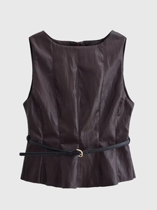Détail du haut effet cuir marron foncé avec ceinture noire et boucle en métal doré