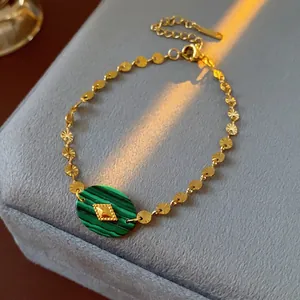 Bracelet vintage en acier inoxydable avec pierre malachite verte sous le soleil
