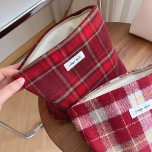 Vue détaillée de la trousse de maquillage en laine tartan rouge avec doublure