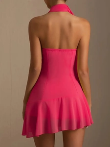 Vue arrière de la robe dos nu rose montrant le design sexy et les détails à volants