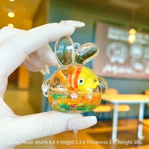 Acrylic bunny-shaped keychain with floating clownfish, 4.8x5.5cm creative desktop ornament