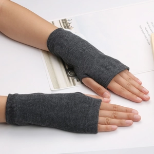 Détails macro de gants tricotés sans doigts gris foncé avec poignets élastiques