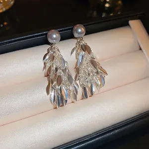 Boucles d'oreilles pendantes en perles et feuilles argentées avec de longs pompons chics