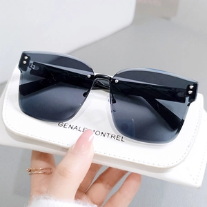 Fashionable oversized rimless sunglasses with gradient lenses and a white leather case