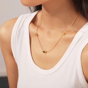 Collana vintage placcata in oro 18k con tre ciondoli in pietra di vetro colorata da donna
