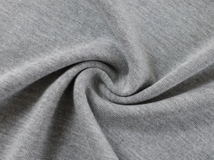 Vue macro détaillée de la texture du tricot en modal gris doux au toucher peau de qualité