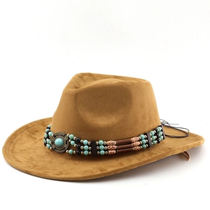 Détail de la bande en perles turquoise sur un chapeau de cowboy en daim marron clair