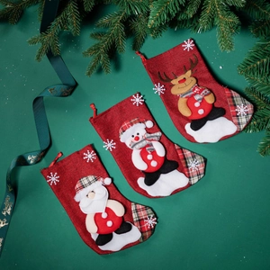 Trois chaussettes de Noël rouges avec Père Noël, bonhomme de neige et renne en 3D