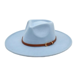 Dettaglio cappello fedora in lana celeste con cinturino in pelle marrone e fibbia oro