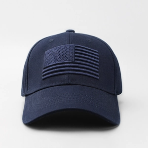 Vista frontale del cappellino da baseball blu navy con ricamo bandiera americana