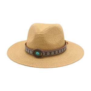 Détail d'un chapeau de paille avec ruban ethnique et décoration de pierre turquoise