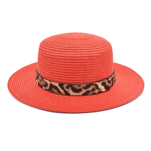 Dettaglio del cappello di paglia a cima piatta con nastro leopardato e perla dorata