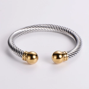 Zweifarbiges silbernes und goldenes gedrehtes Kabelarmband im minimalistischen Punk-Stil
