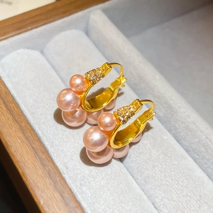 Détails de boucles d'oreilles fleur dorées avec perles roses et diamants en écrin à bijoux
