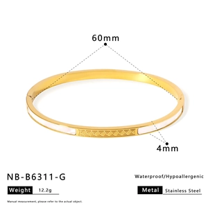 Dettaglio che mostra il diametro di 60mm e la larghezza di 4mm del bracciale dorato