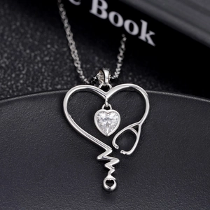 Collar de estetoscopio para mujer con colgante de corazón y circonita cúbica clara