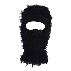 Schwarze Balaclava aus Kunstpelz bietet vollen Gesichtsschutz für den Winter draußen