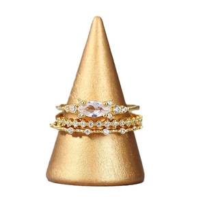 Luxuriöses 3-teiliges Goldring-Set mit Kristallen im Marquise-Schliff auf Kegelständer