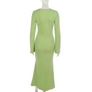 Vue détaillée du dos d'une robe maxi en maille vert clair à manches longues coupe slim