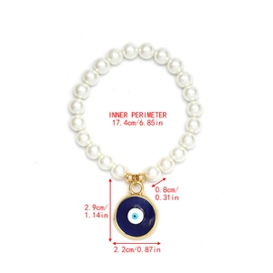 Detailaufnahme des weißen Perlenarmbands mit Evil Eye Anhänger und Maßangaben in Gold