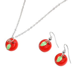 Dettaglio del set di gioielli a forma di mela rossa con collana e orecchini