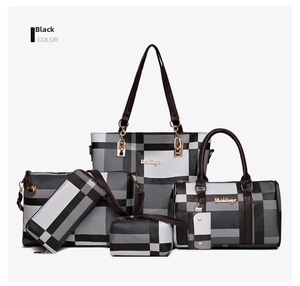 Détail d'un ensemble de 6 sacs à main à carreaux noirs avec garnitures dorées
