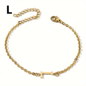 Detailansicht des 18K vergoldeten Armbands mit Buchstaben-L-Anhänger und Karabinerverschluss