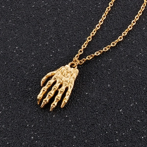 Macro del ciondolo a forma di mano di teschio in acciaio inossidabile dorato con catena