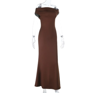 Détail de l'encolure à épaules dénudées et du plissé sur cette robe longue marron moulante