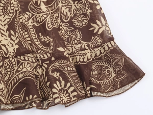 Detail van de bohemian paisley chiffon jurk zoom met ruches en fijne afwerkingsnaden