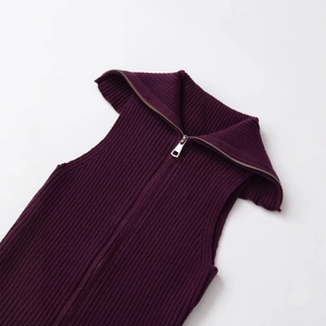 Haut en maille côtelée violet foncé avec col zippé sur fond blanc épuré